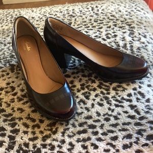 Clarks Round toe dark Brown pump